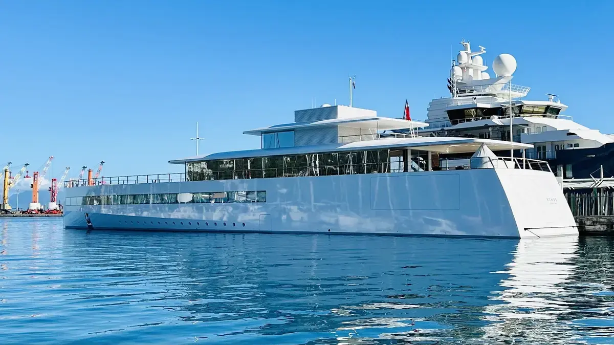 Quand le Yacht de Steve Jobs se crashe dans un célèbre navire ! (vidéo)