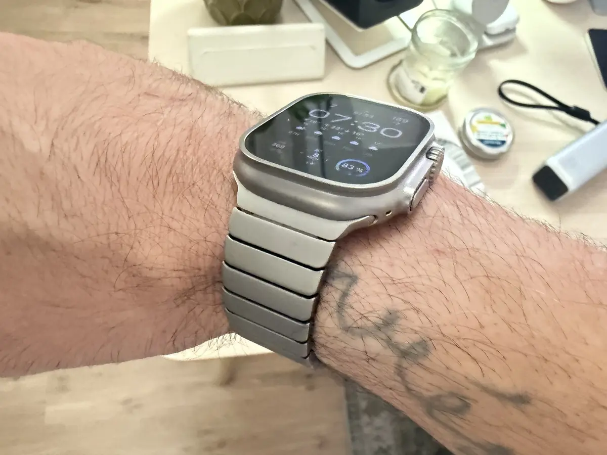 Prise en main du KUXIU Natural Titanium, un bracelet &agrave; maillons en titane pour Apple Watch