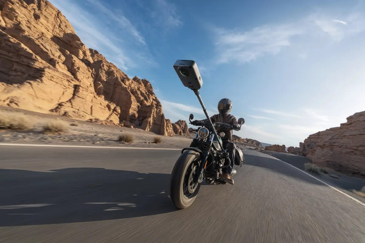 DJI d&eacute;gaine l'Osmo 360 II avec un capteur 1 pouce et de l'IA nocturne, pour d&eacute;tr&ocirc;ner Insta360