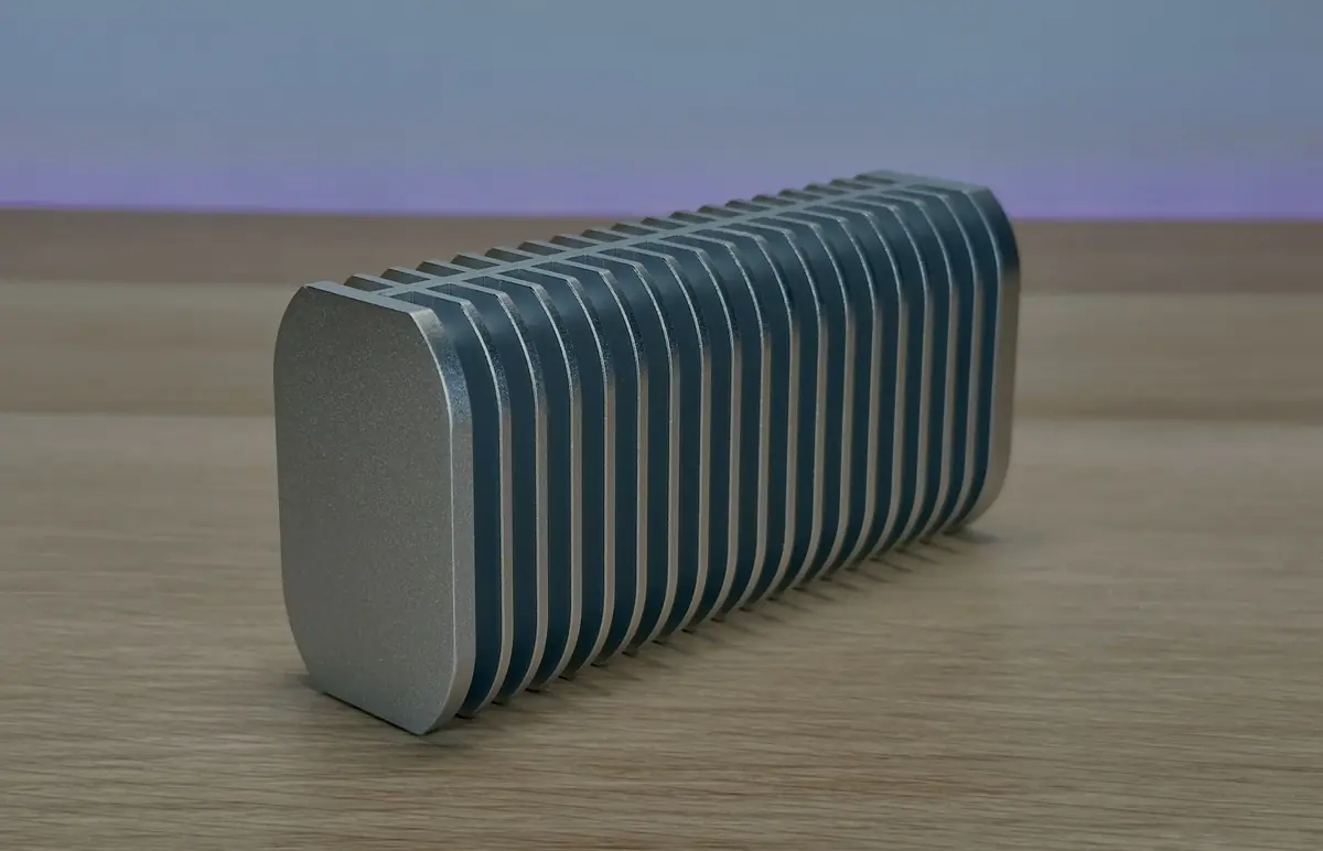 De petits patins sur un des c&ocirc;t&eacute;s permettent de le placer de mani&egrave;re stable sur la tranche