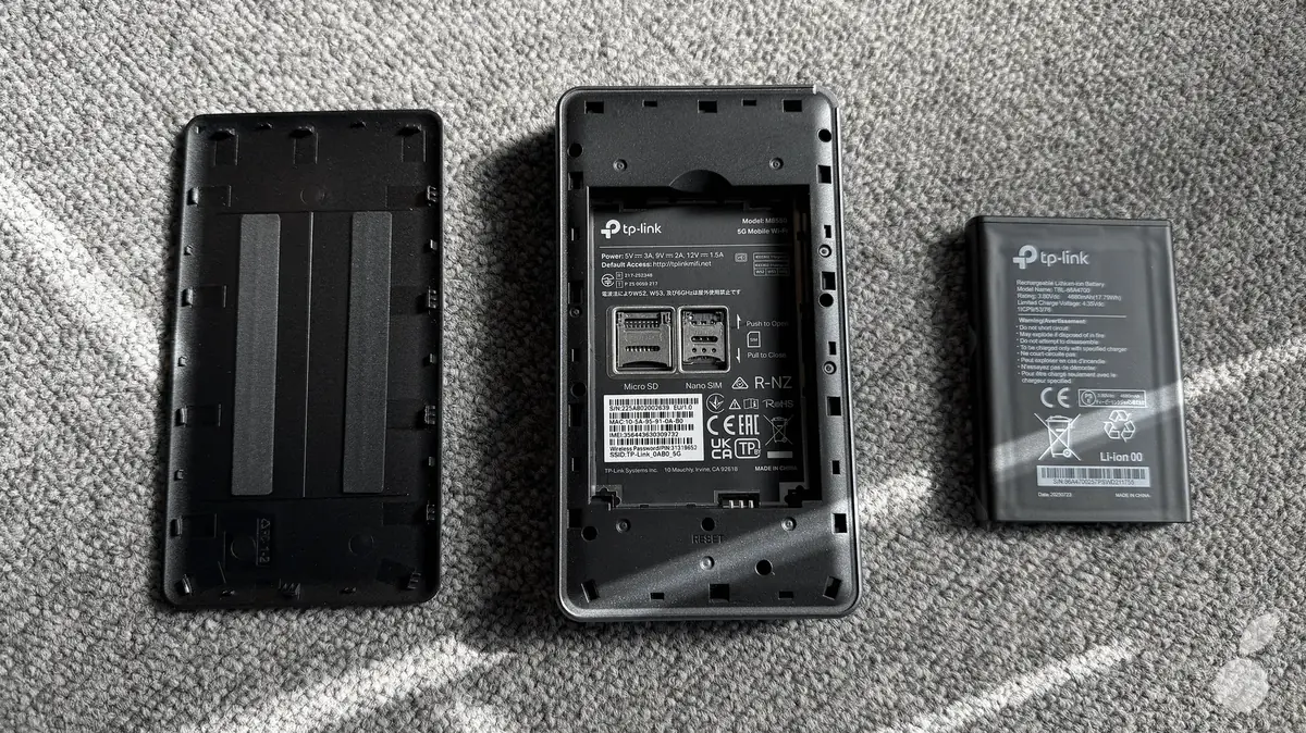 Le couvercle s'enl&egrave;ve tr&egrave;s facilement du coin de l'ongle