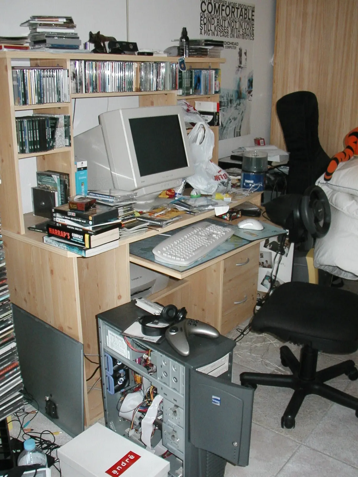 Mon bureau d'&eacute;tudiant en informatique.