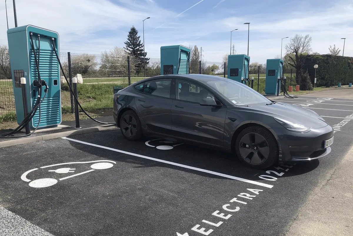 VE : même Jardiland va proposer de la charge rapide ! (avec Electra)