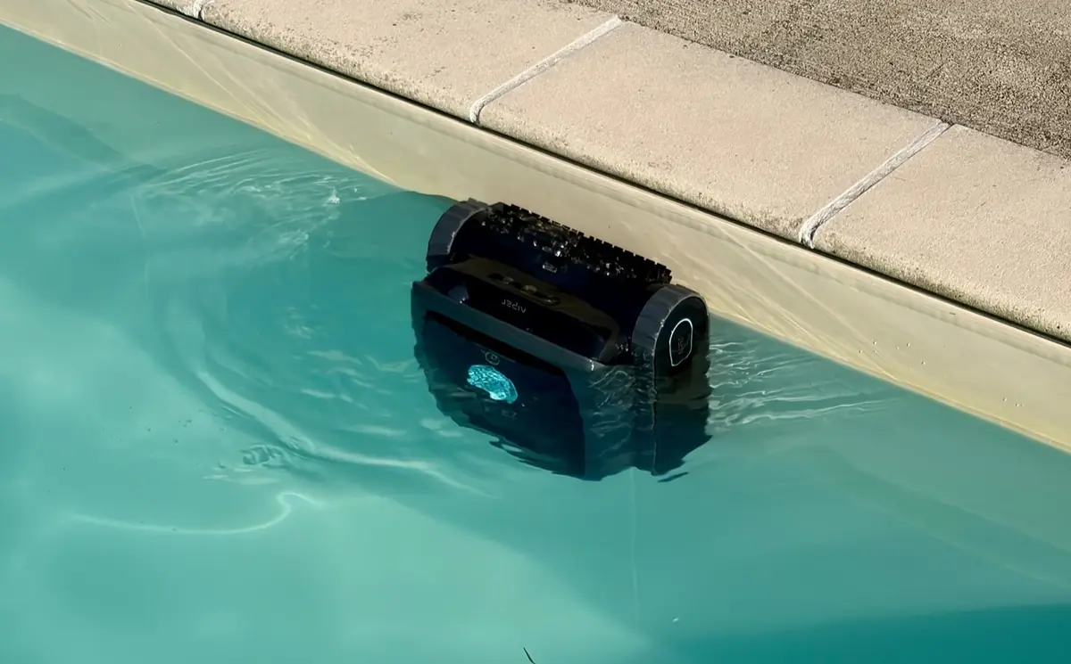 Test de l'Aiper Scuba V3&nbsp;: l'IA s'invite dans votre piscine, et c'est mieux&nbsp;!