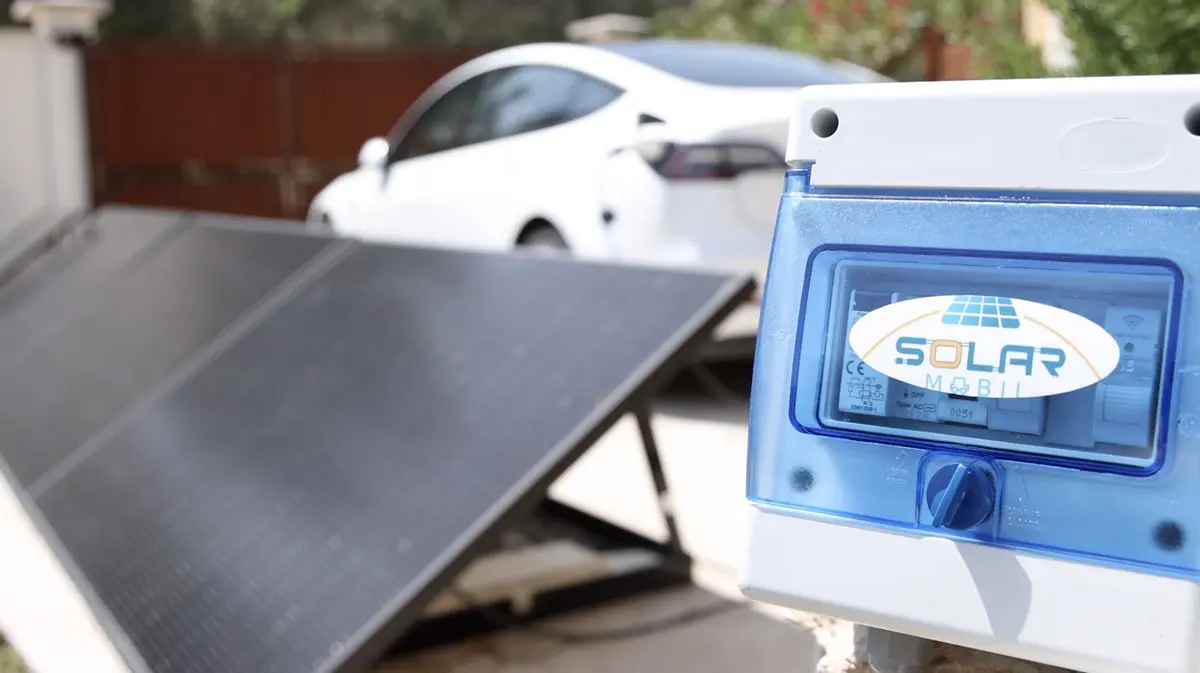 Test borne SolarMobil qui recharge la voiture électrique avec les panneaux solaires + Code Promo