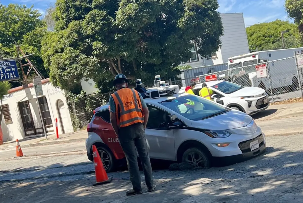 מוניות רובוט בבהלה בסן פרנסיסקו: הרשויות פוצחות!