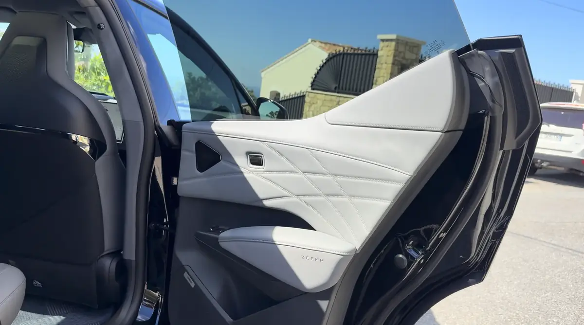 On essaie toutes les Zeekr, la marque chinoise de luxe qui d&eacute;barque en France&nbsp;!