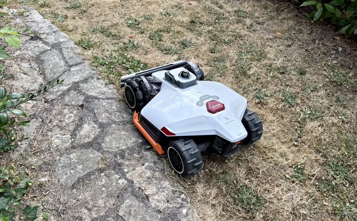 Test Mammotion Luba 3 AWD 3000&nbsp;: un robot tondeuse vraiment taill&eacute; pour les grandes surfaces&nbsp;?