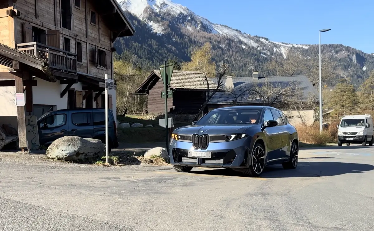 J'ai test&eacute; le BMW iX3 en conduite autonome sur l'autoroute en France et c'est bluffant