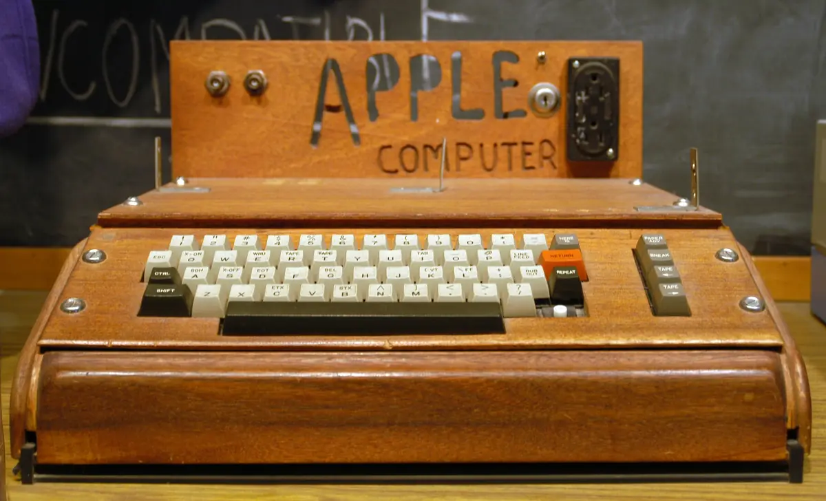 L'Apple I avec son casier en bois, expos&eacute; au Smithsonian Museum.