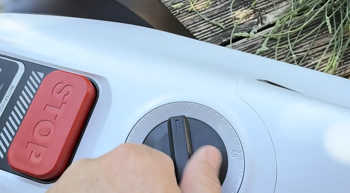Test Eufy C15&nbsp;: le premier robot-tondeuse d&rsquo;Anker peut-il convaincre&nbsp;?