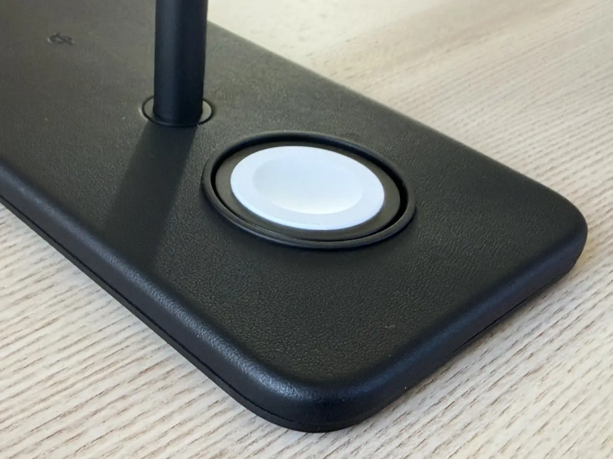 Le galet pour l'Apple Watch peut-être laissé en mode posé, pour éviter que le mode table de nuit s'allume et fasse doublon avec celui de l'iPhone