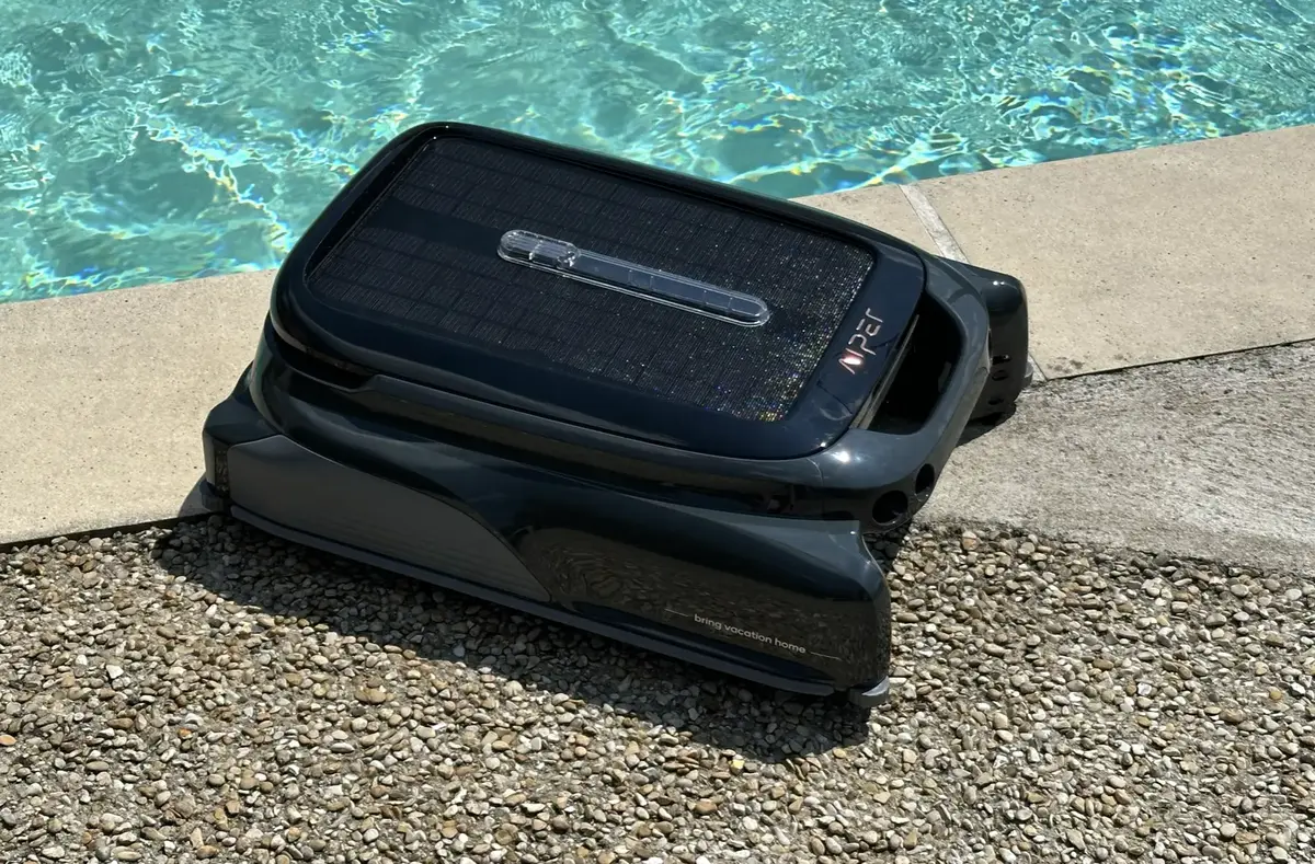 Test du robot Aiper Surfer S1 : il nettoie la surface de votre piscine et se charge en solaire !