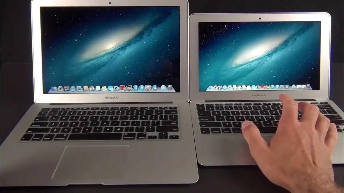 Le MacBook Air 13 pouces &agrave; gauche et 11 pouces &agrave; droite&nbsp;: une diff&eacute;rence de taille.
