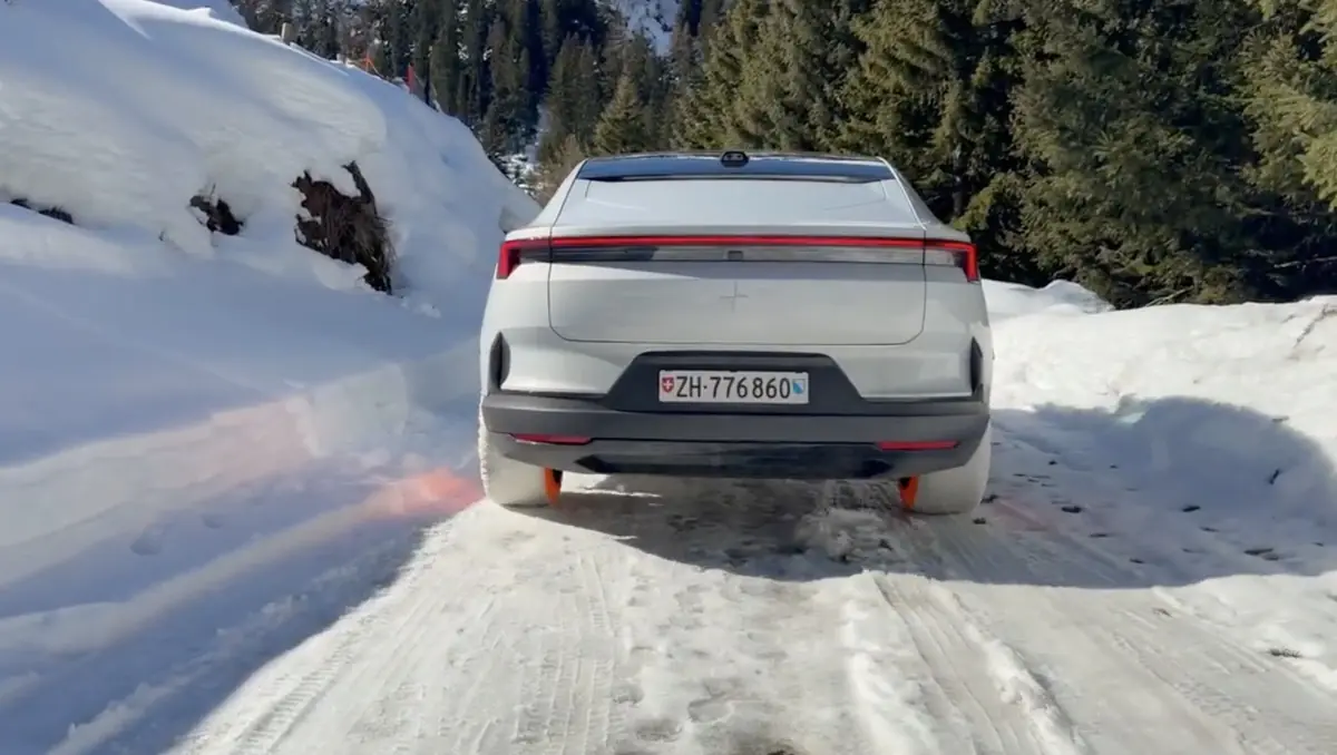 On a plant&eacute; une Polestar 4 Propulsion dans la neige pour tester les chaussettes ISSE (vid&eacute;o)