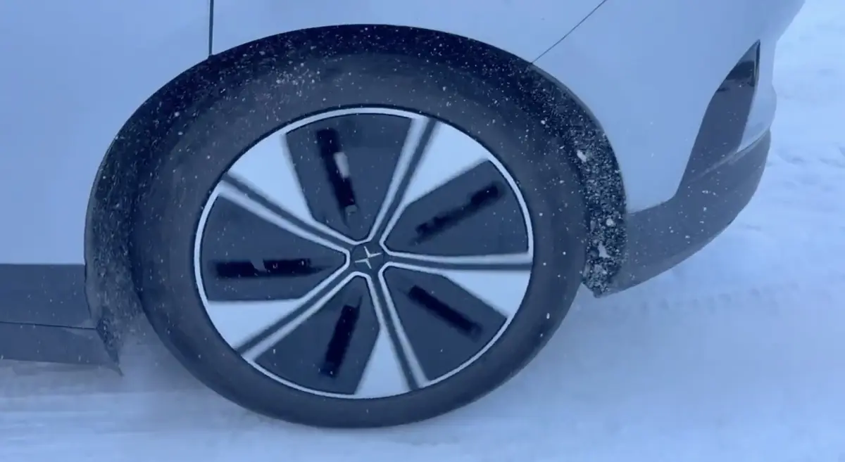 On a plant&eacute; une Polestar 4 Propulsion dans la neige pour tester les chaussettes ISSE (vid&eacute;o)