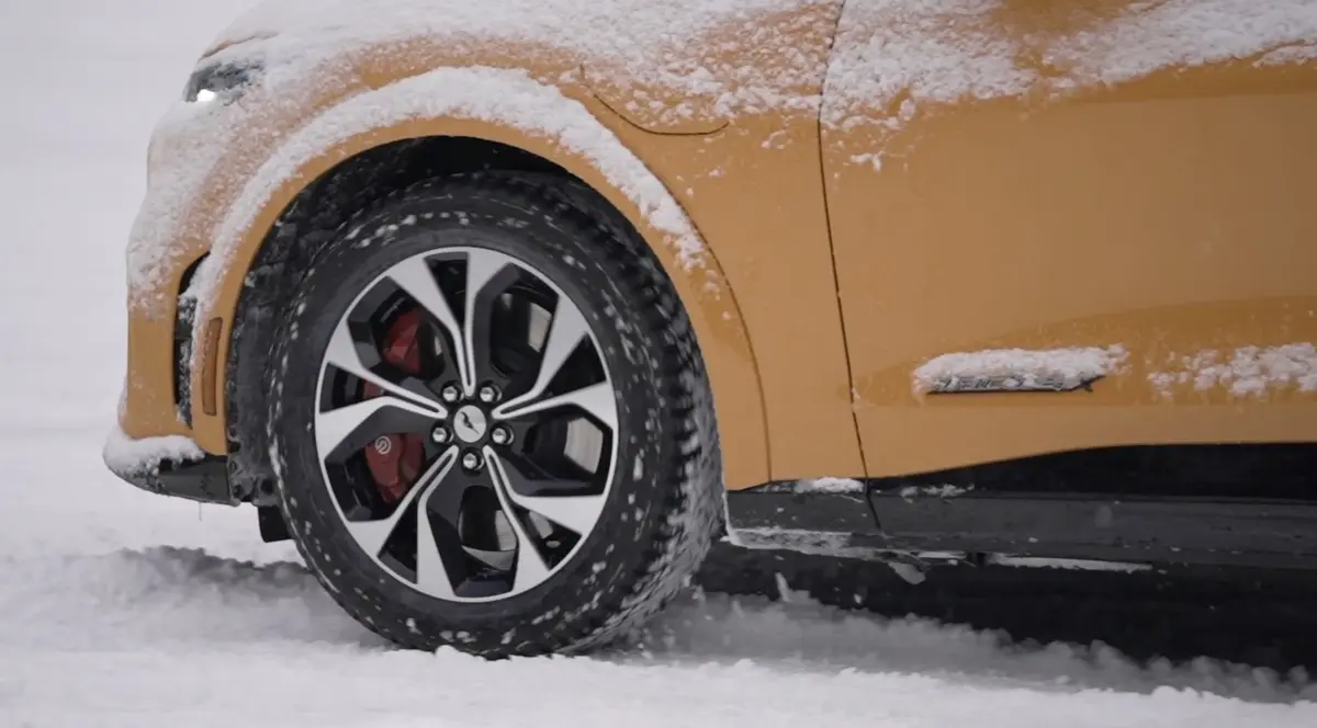 Essai Ford Mustang Mach-E sur la neige !