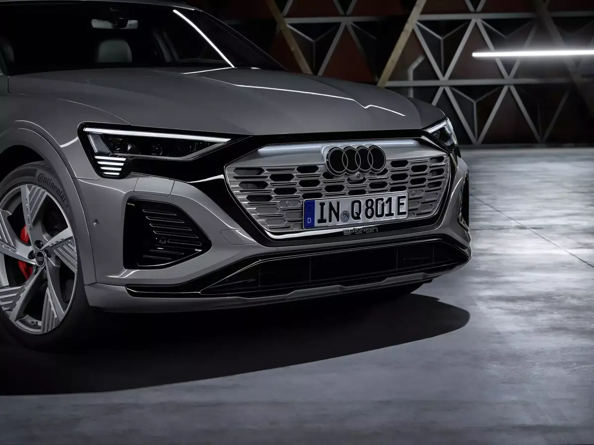 Audi E-Tron devient Audi Q8 E-Tron : énorme batterie, autonomie (et tarifs) en hausse 