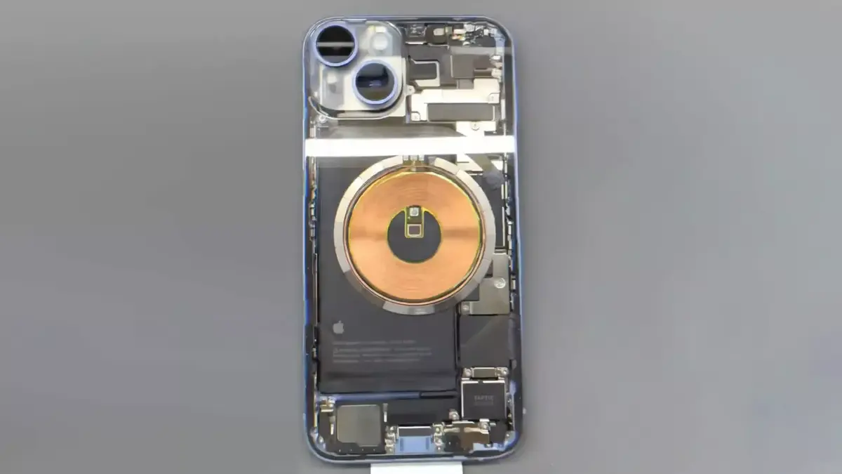 L'image du jour : il personnalise son iPhone 14 avec un dos en verre transparent