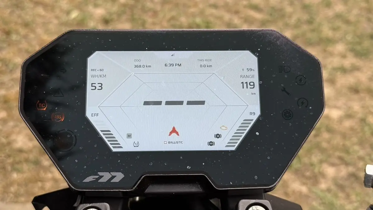 Essai Ultraviolette F77 Mach 2, une moto &eacute;lectrique convaincante mais pas sans d&eacute;fauts