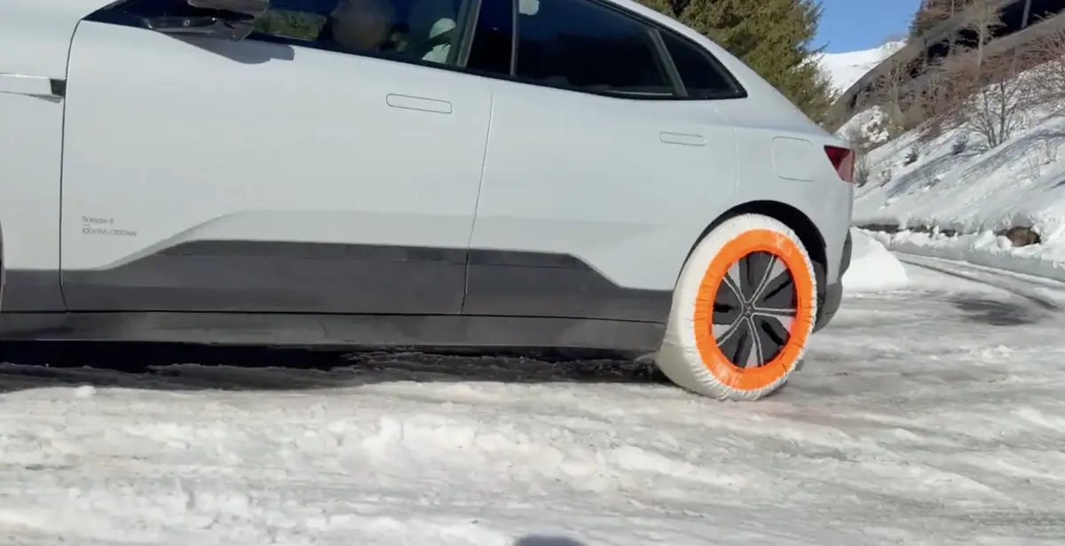 On a plant&eacute; une Polestar 4 Propulsion dans la neige pour tester les chaussettes ISSE (vid&eacute;o)