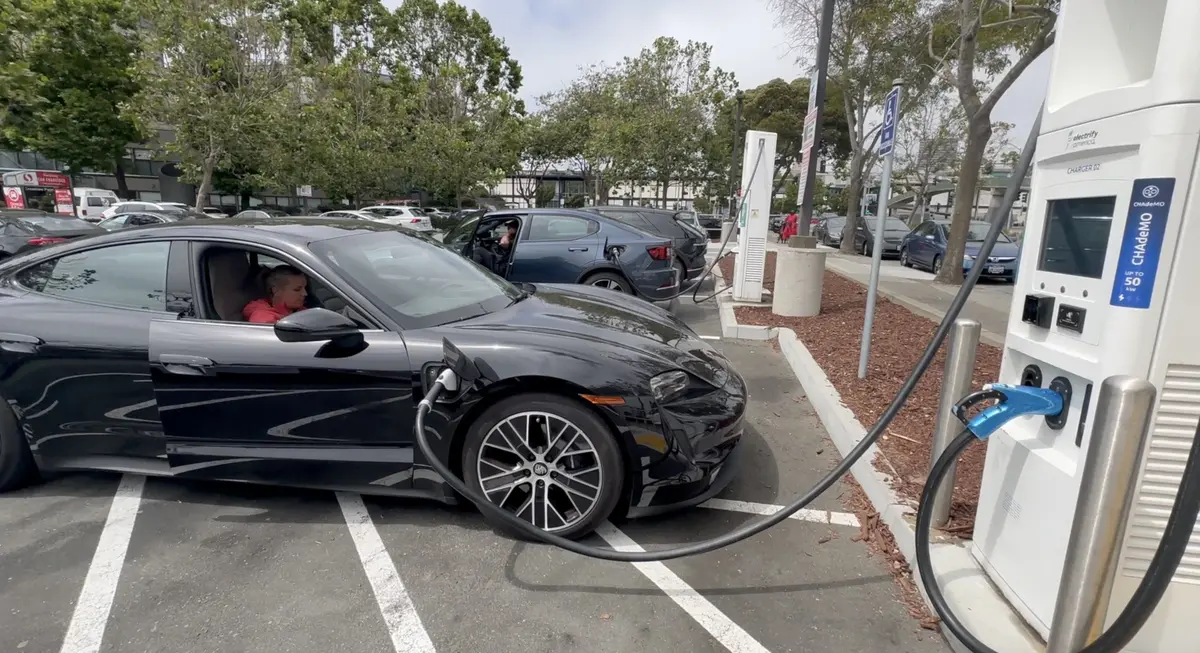 Test du planificateur d'itinéraire électrique de CarPlay chez Porsche ! (vidéo aux USA)