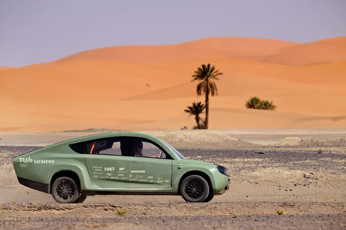 Une voiture solaire très moche mais avec 1000Km d'autonomie pour 1,2t !