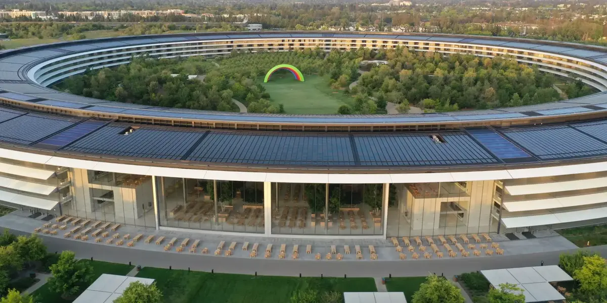 Un drone survole l'Apple Park et prend en photos la reprise des salariés !