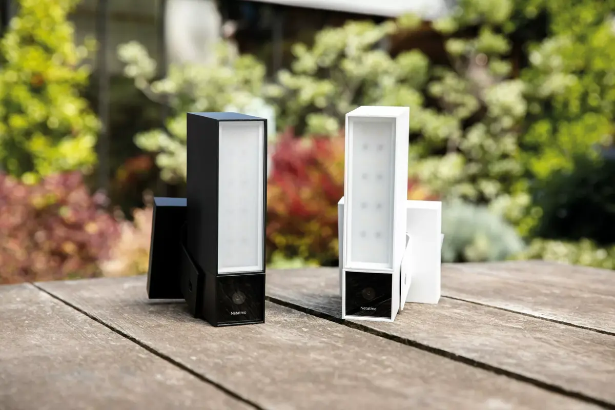 Netatmo lance une version blanche de sa Caméra Extérieure Intelligente (Sirène, éclairage, sans abo)