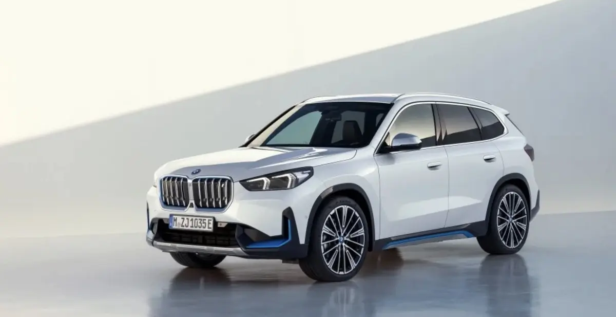 BMW iX1 : un petit SUV puissant, cher et à l'autonomie limitée (mais avec charge gratuite !)