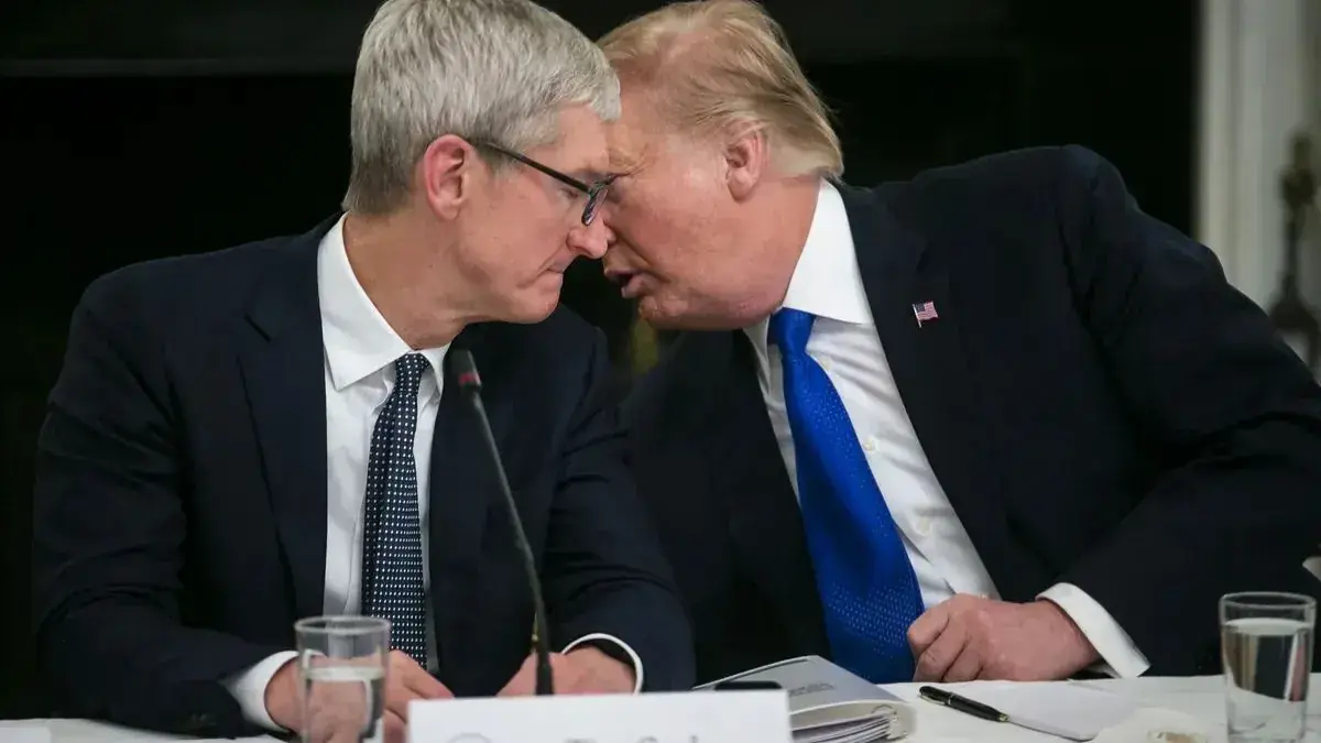 D&eacute;part de Tim Cook&nbsp;: Trump publie un long post entre &eacute;loge et... l&eacute;chage de bottes