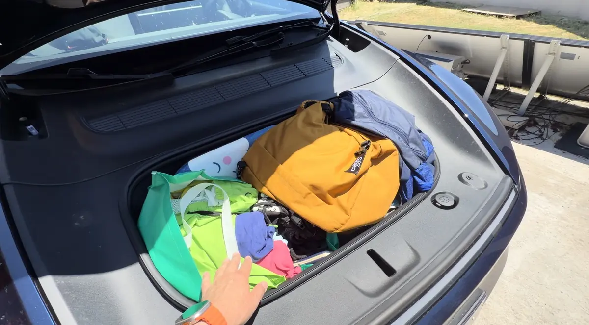Essai Model Y 7 places 2026&nbsp;: peut-on vraiment partir en vacances en famille avec des bagages&nbsp;?