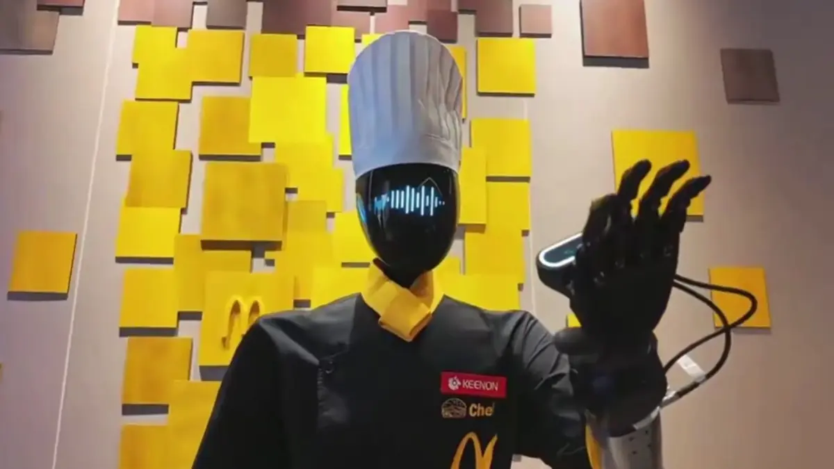 Des robots humano&iuml;des servent des clients chez McDonald's &agrave; Shanghai