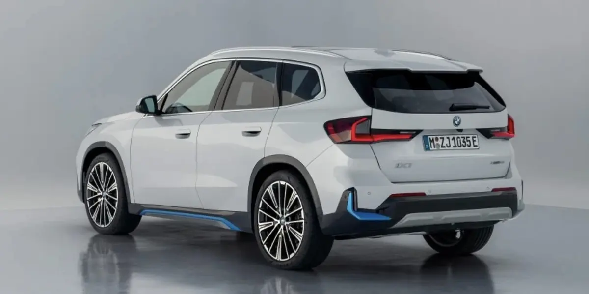 BMW iX1 : un petit SUV puissant, cher et à l'autonomie limitée (mais avec charge gratuite !)