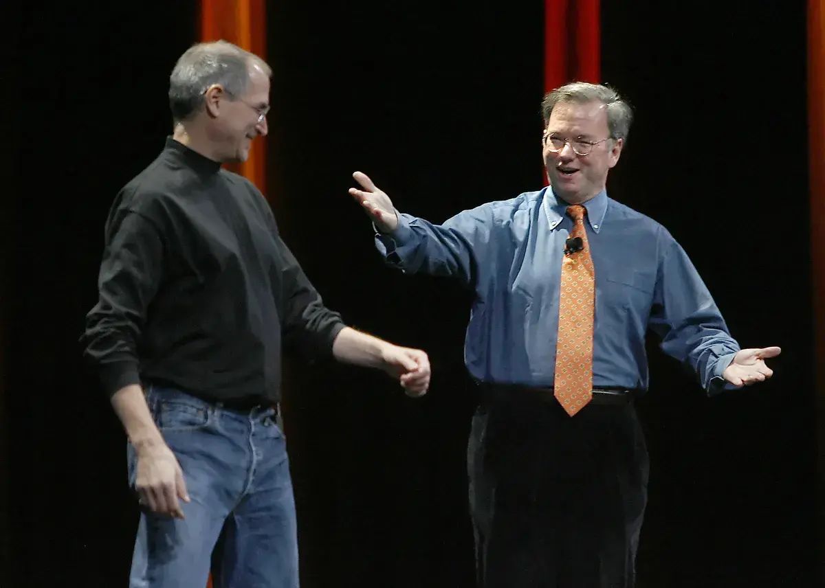 Steve Jobs et Eric Schmidt, CEO de Google, au moment où tout va bien entre les deux entreprises, lors de la keynote de présentation de l'iPhone le 9 janvier 2007.