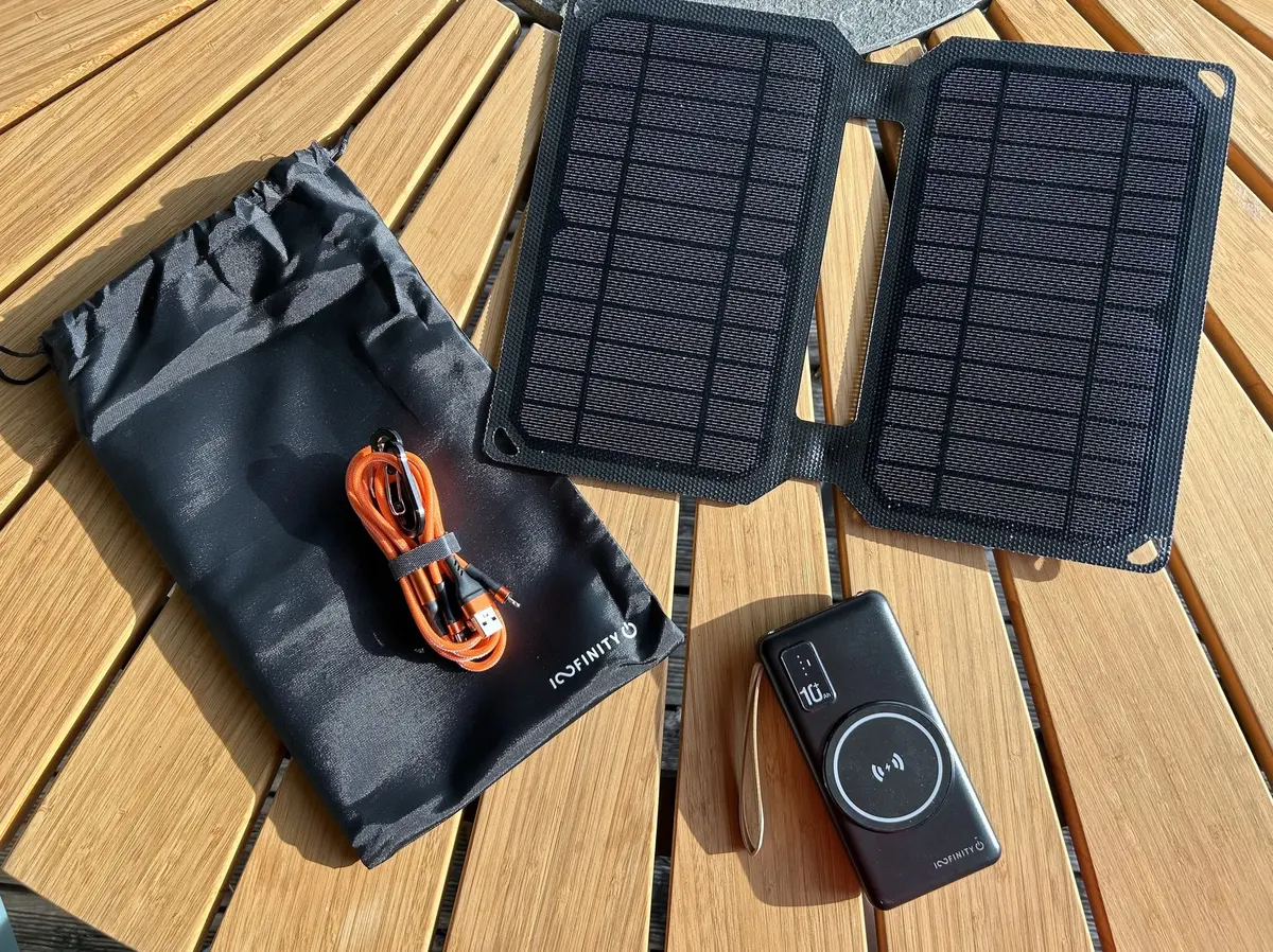 Test du Kit solaire Infinity Power avec batterie pour charger son iPhone en rando + code promo