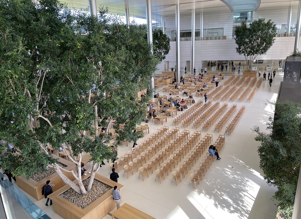 Voilà à quoi ressemble la nouvelle "salle de keynote" à Apple Park (principalement en extérieur)