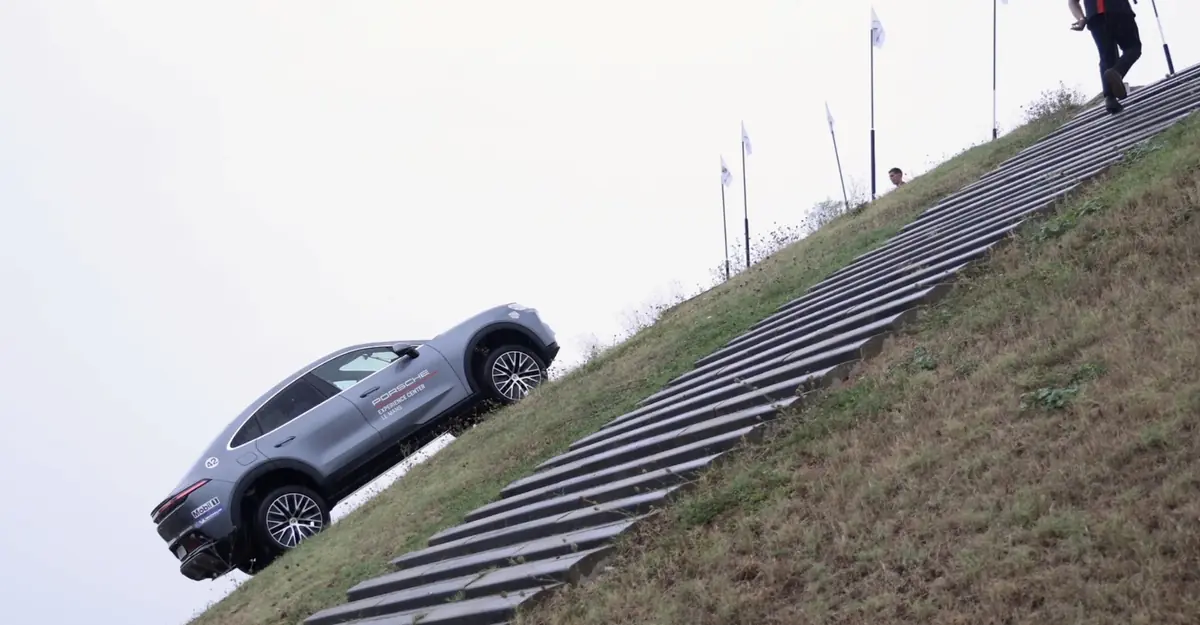 Essai Porsche Cayenne &eacute;lectrique&nbsp;: circuit, off-road, recharge, 1000CV... il nous a bluff&eacute;s&nbsp;!