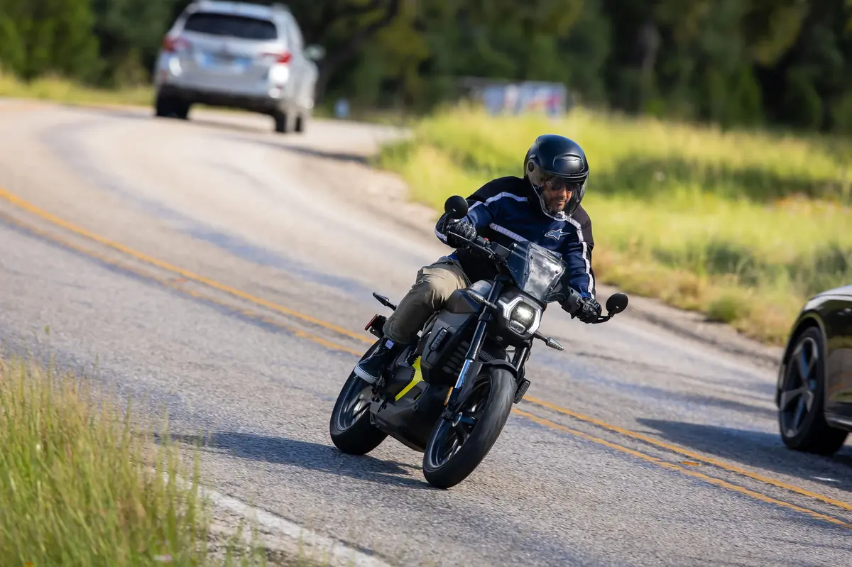 Essai de la Can-Am Pulse, la premi&egrave;re moto &eacute;lectrique &eacute;quip&eacute;e de CarPlay