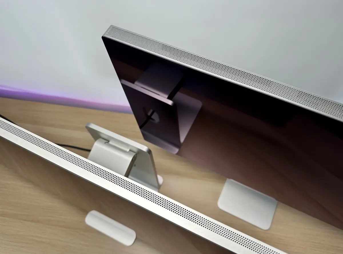 Le Studio Display XDR en haut, mieux ventil&eacute; que le mod&egrave;le de base