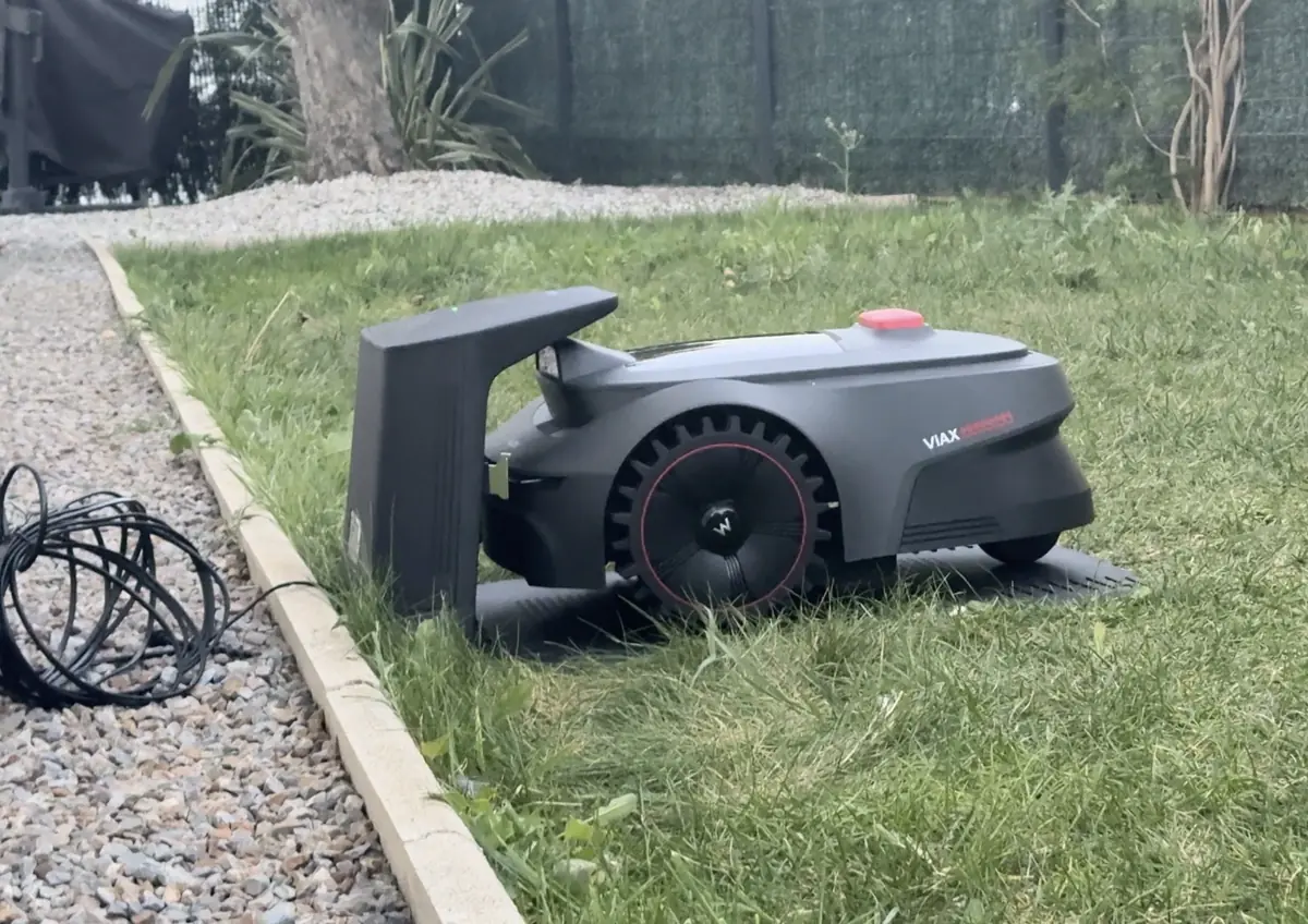 Test MOVA Viax 250&nbsp;: &agrave; ce prix-l&agrave;, faut-il encore sortir sa vieille tondeuse&nbsp;?