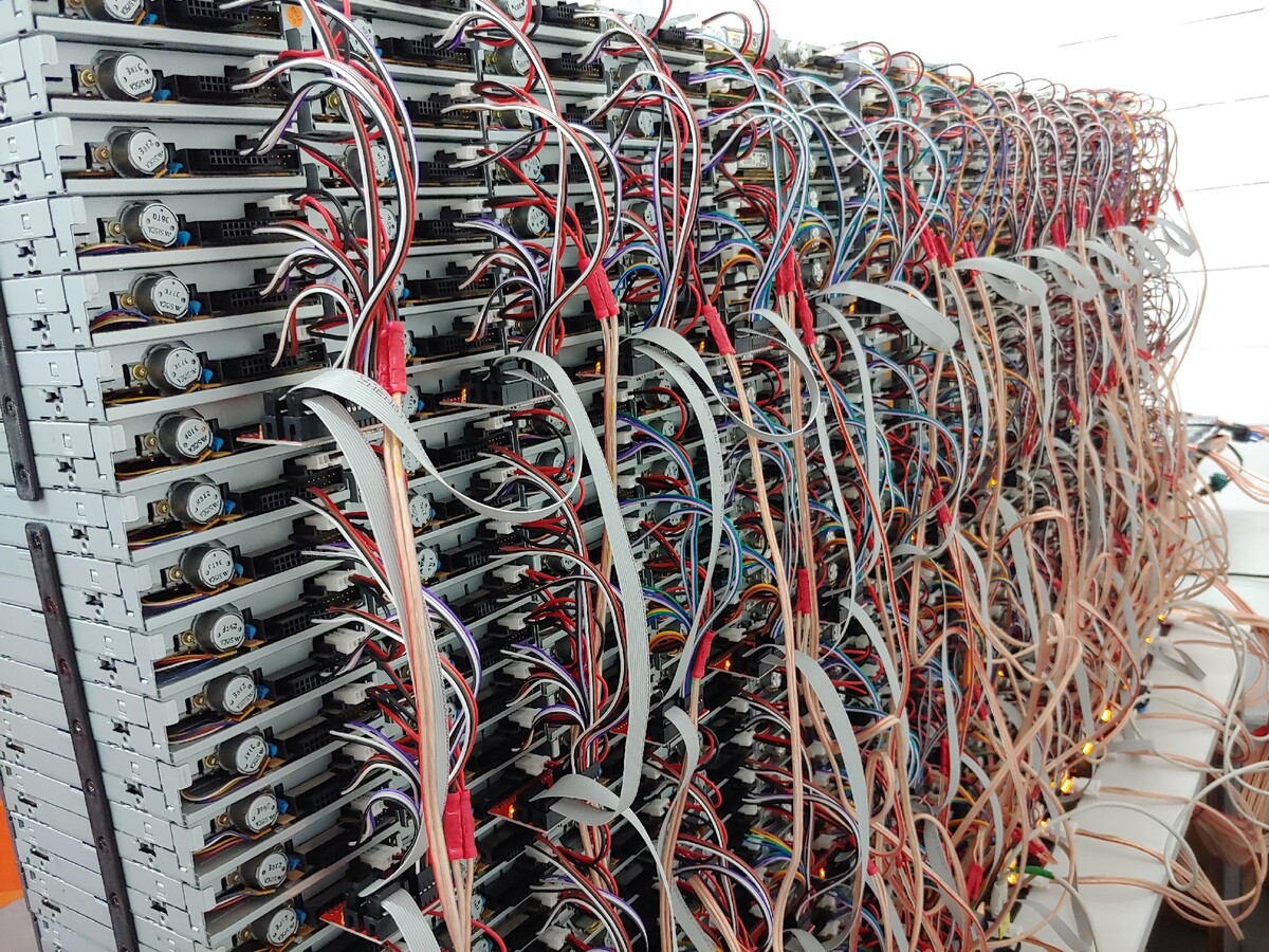 512 lecteurs de disquette, 16 disques durs et 4 scanners, le Floppotron 3.0 donne de la voix !