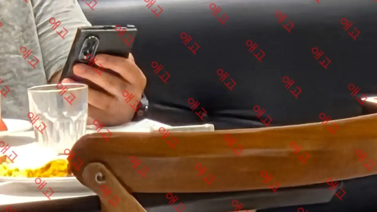 Le Galaxy Z Fold 8 surpris en public&nbsp;: Samsung teste bien un pliable plus large