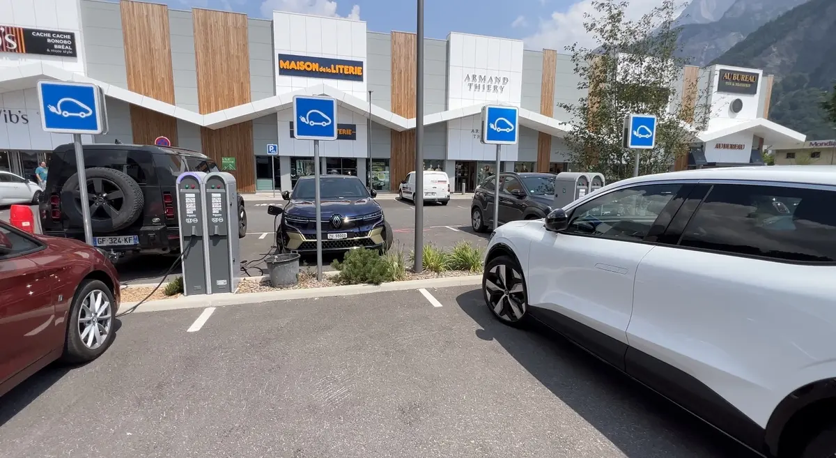 Bornes de recharge en vacances : 2022, premier été chaotique pour les voitures électriques