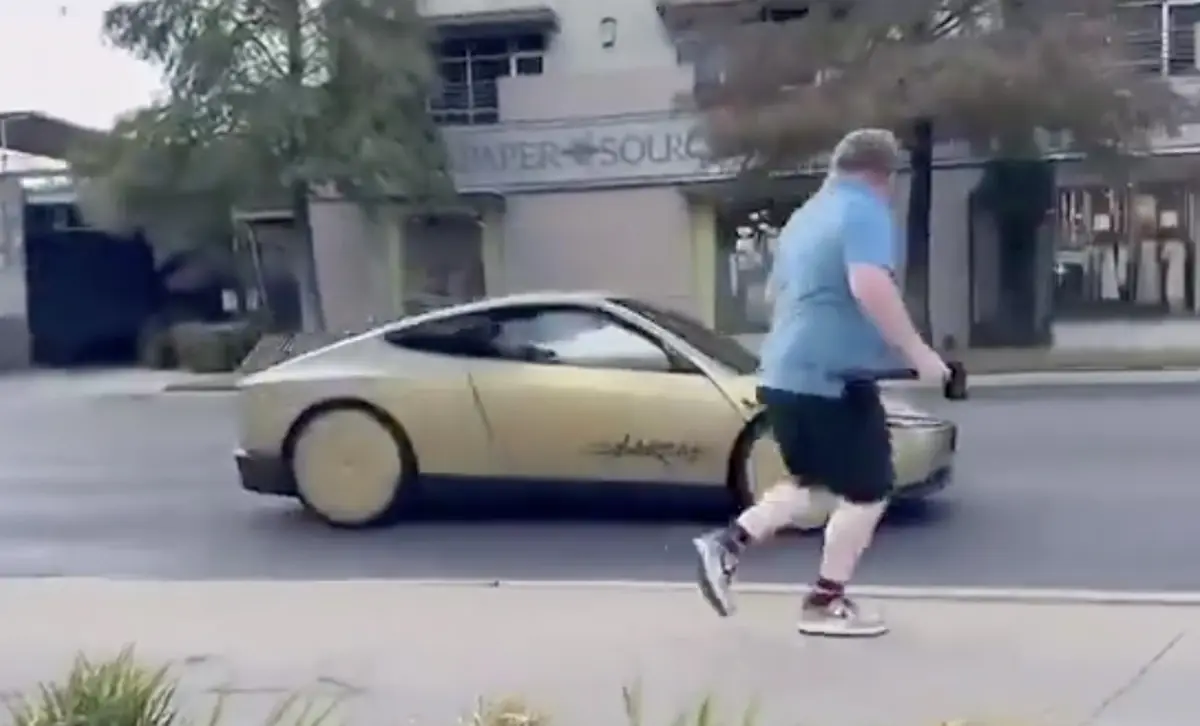 Cet homme s'amuse &agrave; se jeter devant un Cybercab, et &ccedil;a va poser probl&egrave;me