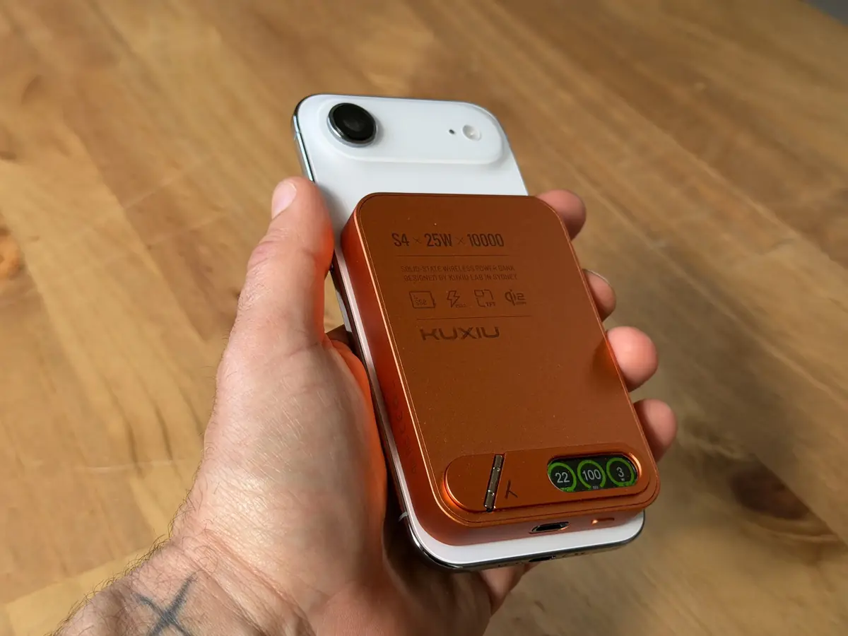 On a test&eacute; la KUXIU S4&nbsp;: une batterie MagSafe 25W avec &eacute;cran TFT