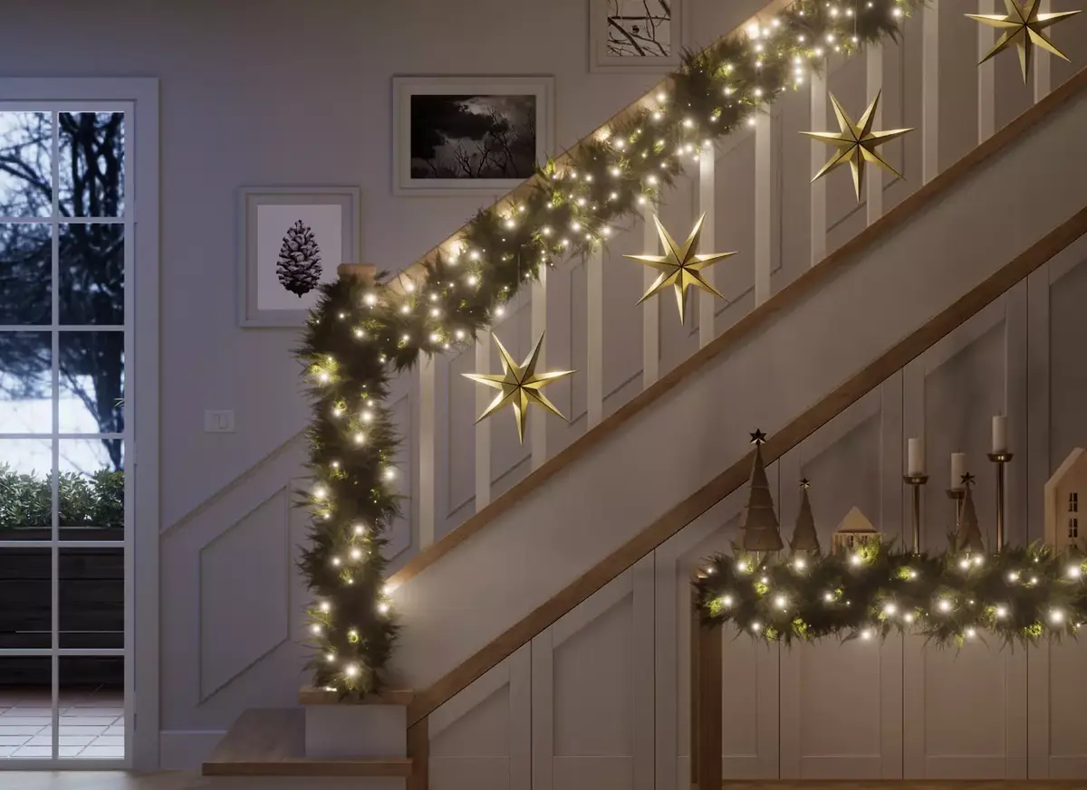 Des guirlandes connectées Nanoleaf sur et sous votre sapin à Noël