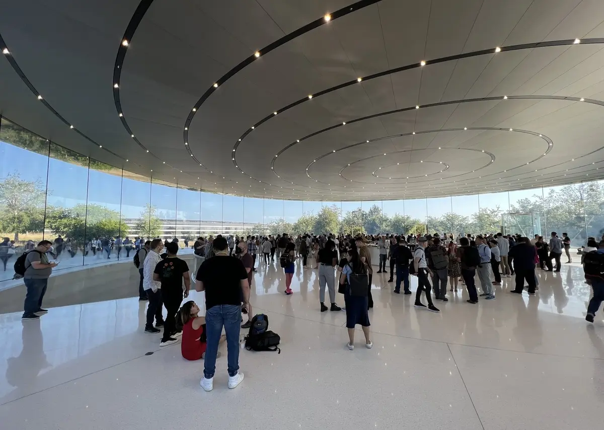 En direct d'Apple Park : arrivée des journalistes, petit dej', et un joli badge...