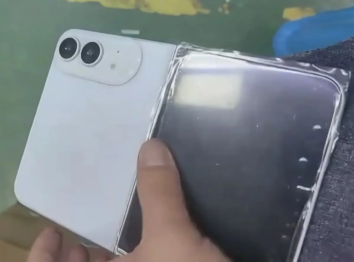 L'iPhone Fold se montre en blanc sur une nouvelle maquette