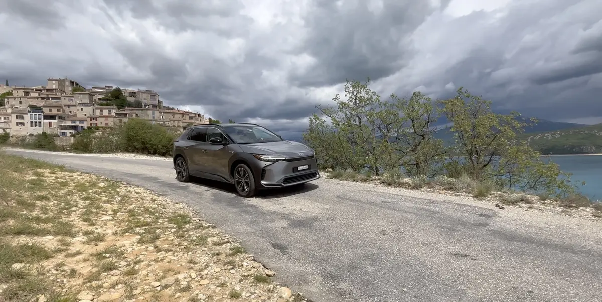 Essai Toyota bZ4x : meilleur en offroad que sur autoroute !? (vidéo)